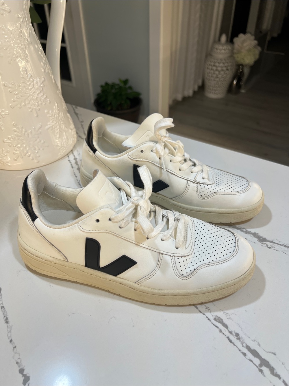 Veja Men’s White Low-Top Sneakers with Black V Logo size 7